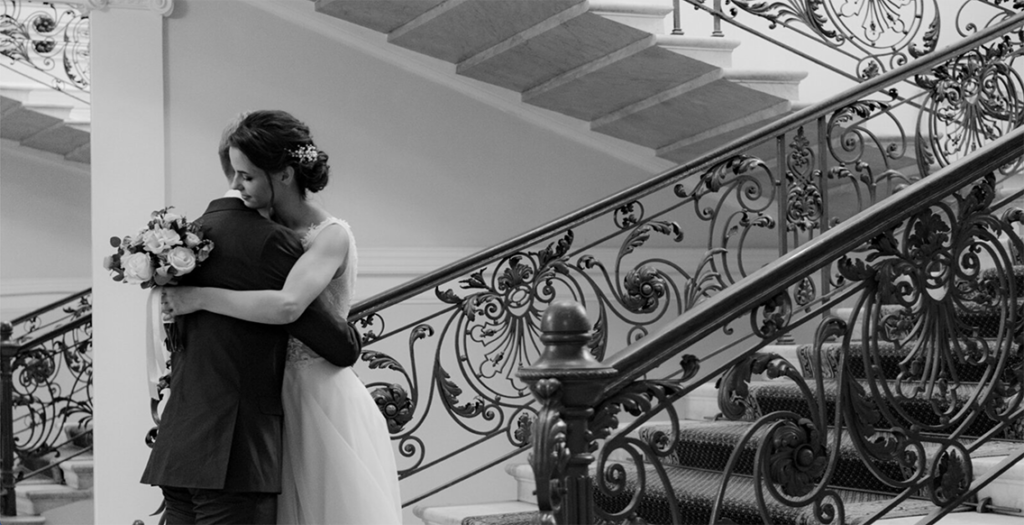 Calin de mariés pendant l'organisation de mariage à Brest