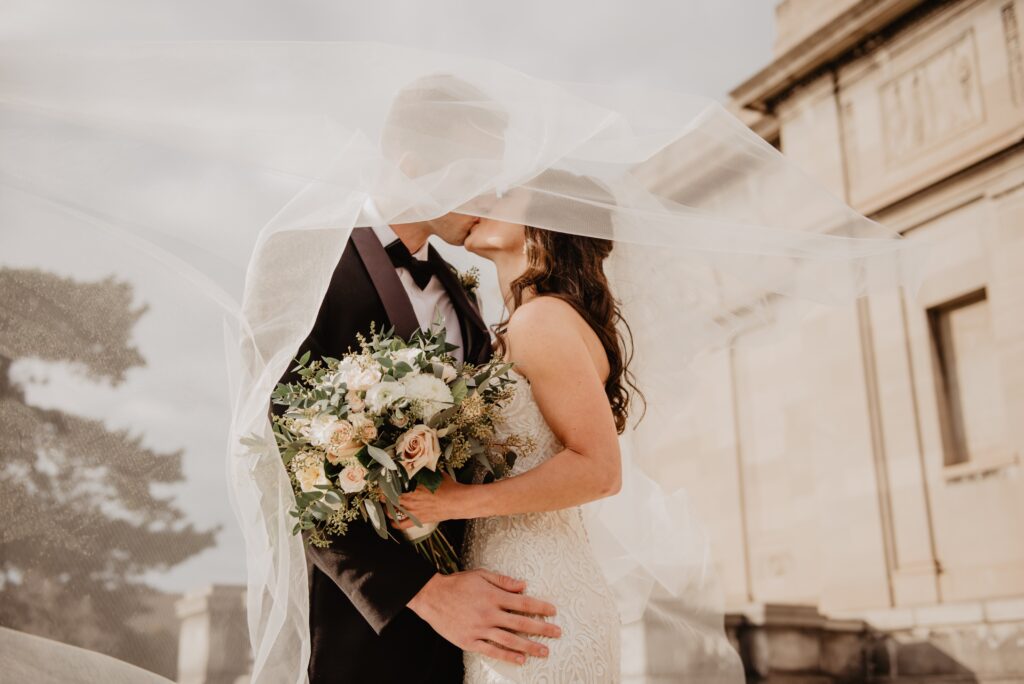 photo de mariés sous le voile pour une organisation de mariage à Quimper