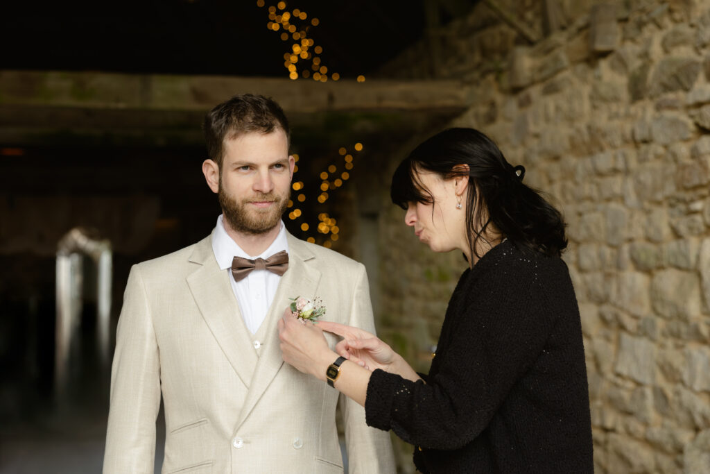 Marlène Jacob ajoutant une fleur à un costume pour présenter un mariage et ses formules