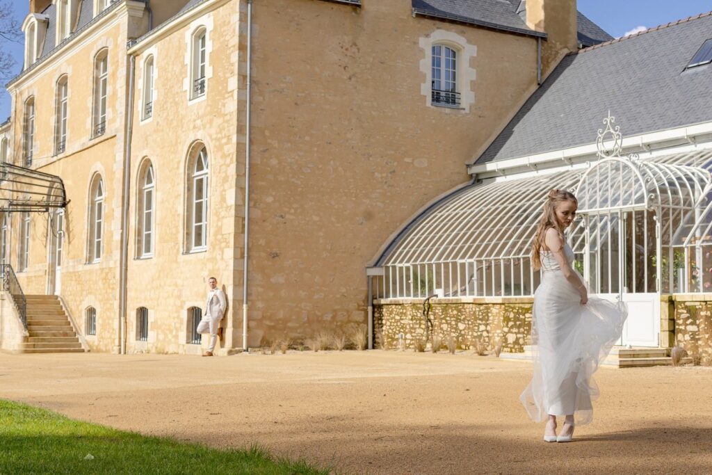 Mariée devant un mas pendant son organisation de mariage à Rennes - JM Weeding